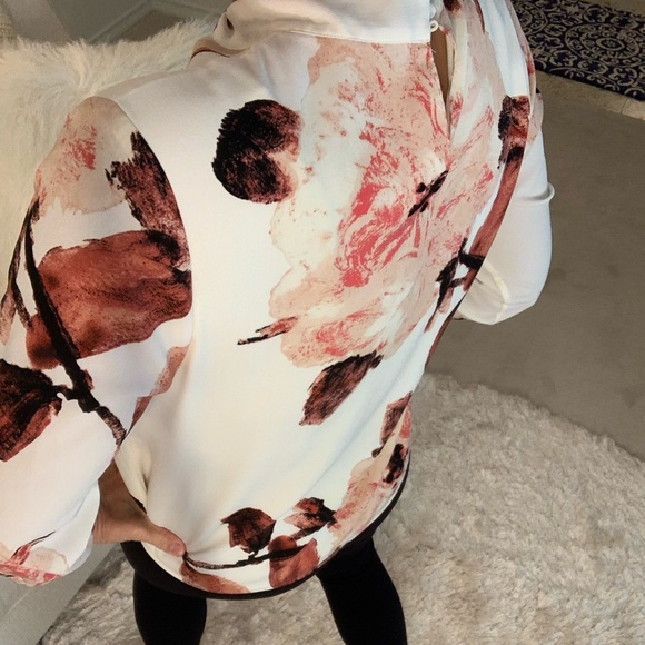 Chico’s, size 1 (8-10). Lovely top, ivory background, twist accent at neck. - Picture 9 of 9